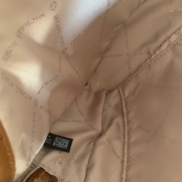 New MK large Jet Set Crossbody 🍁 - Picture 6 of 8